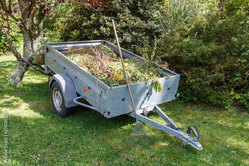 Remorque remplie de déchets de jardin