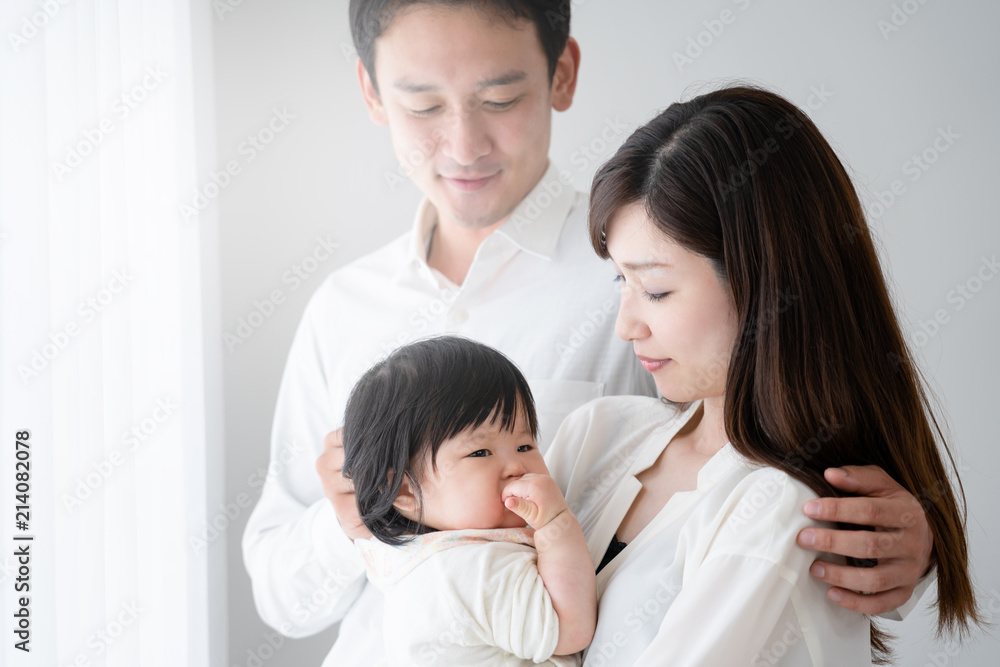 家族イメージ、赤ちゃんと両親