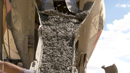 HORMIGONERA ECHANDO HORMIGÓN EN CONSTRUCCIÓN DE NAVE INDUSTRIAL