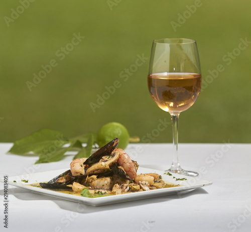 Plato de marisco con vino blanco