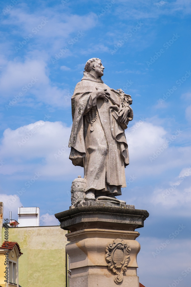 Statue des Hl. Philippus Benitius auf der Karlsbreücke in Prag/Tschechien