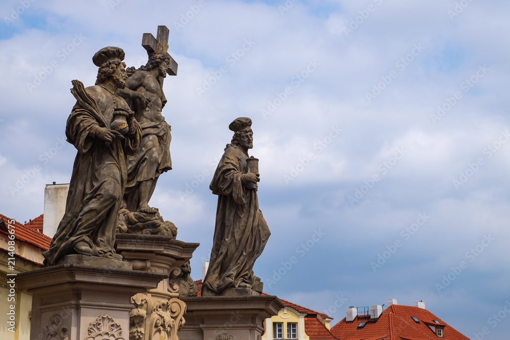 Die Statuen der Hl. Cosman und Damian auf der Karlsbrücke in Prag/Tschechien