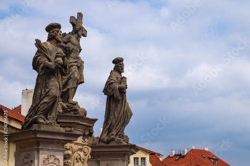 Die Statuen der Hl. Cosman und Damian auf der Karlsbrücke in Prag/Tschechien