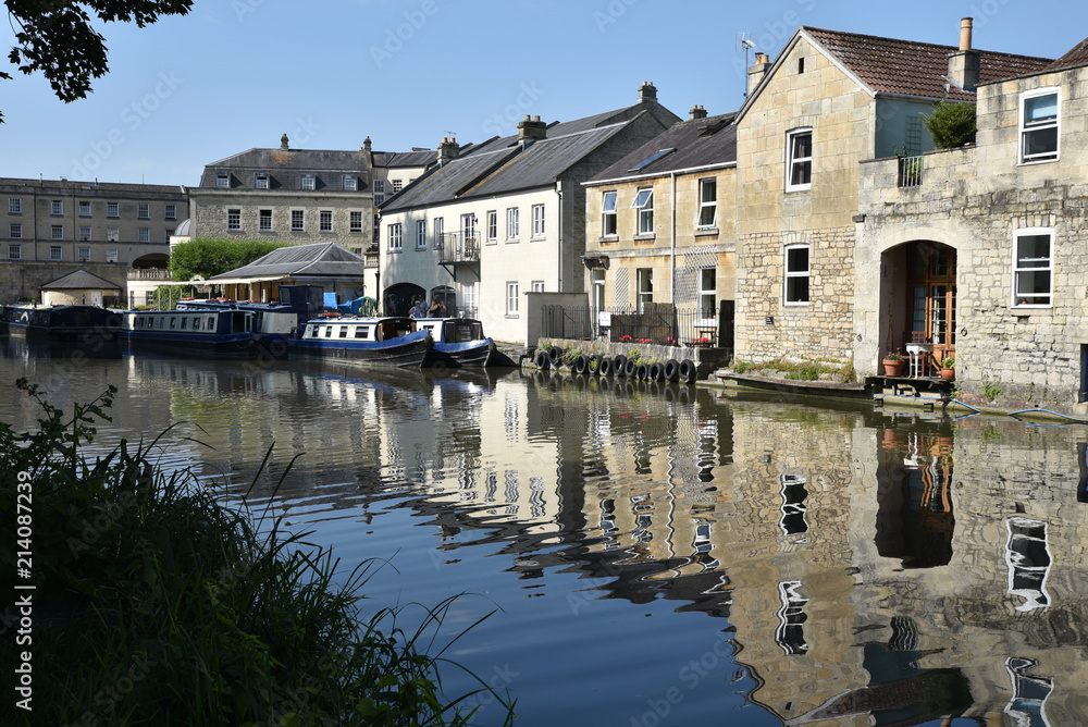 Reflets dans canal à Bath, Angleterre Reflets dans canal à Bath, Angleterre