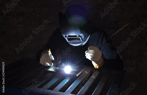 Fotografie welder welds the metal tungsten inert gas