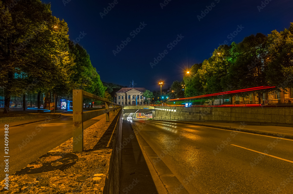 München bei Nacht - Tunnelblick, während die Autos über die Prinzregentenstrasse in den Tunnel einfahren befindet sich direkt darüber das bekannte Prinz Carl Palais, eine angestrahlte Villa