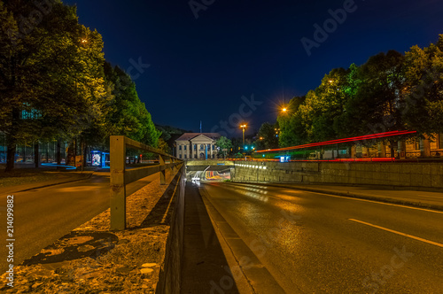 München bei Nacht - Tunnelblick, während die Autos über die Prinzregentenstrasse in den Tunnel einfahren befindet sich direkt darüber das bekannte Prinz Carl Palais, eine angestrahlte Villa