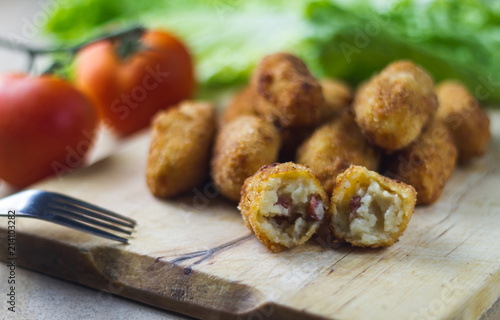 Foto ham croquettes and cooked with vegetables in the background