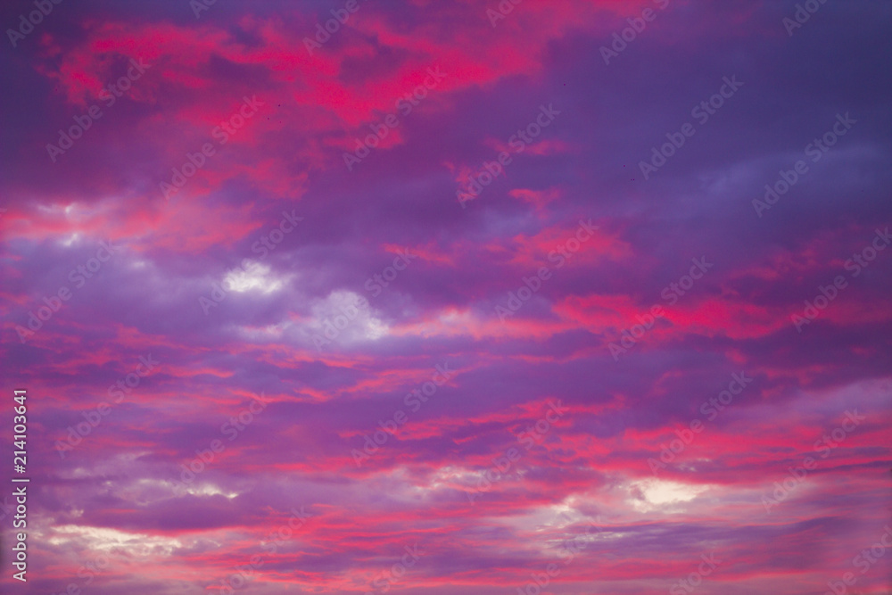 Сине - багровый фон. Натуральные облака, закат.