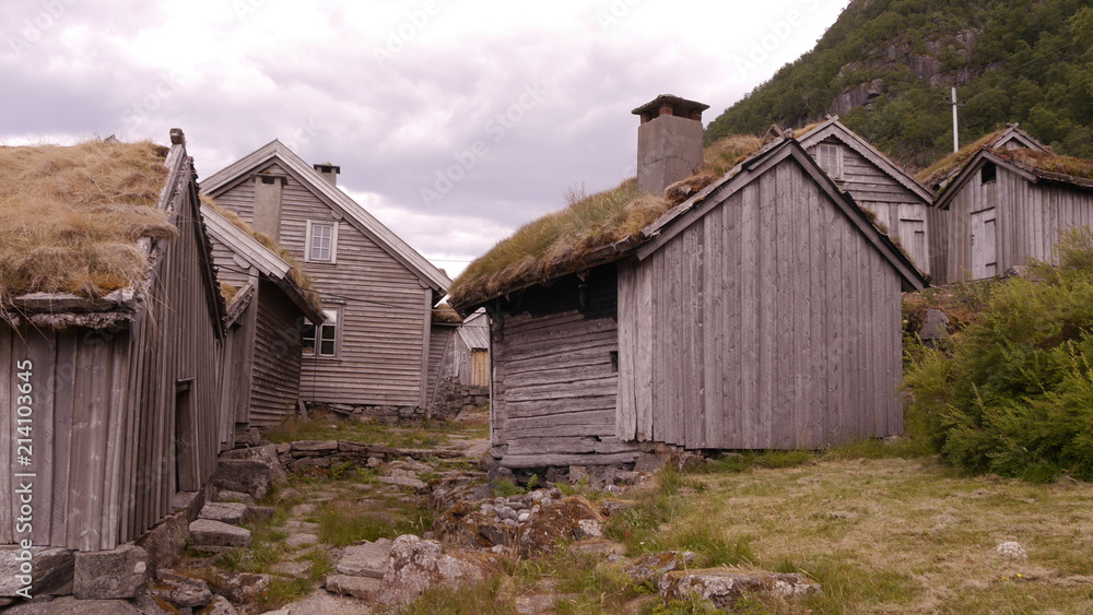 Alter Bauernhof aus dem 17. Jahrhundert, überhalb des Hylsfjorden, Norwegen