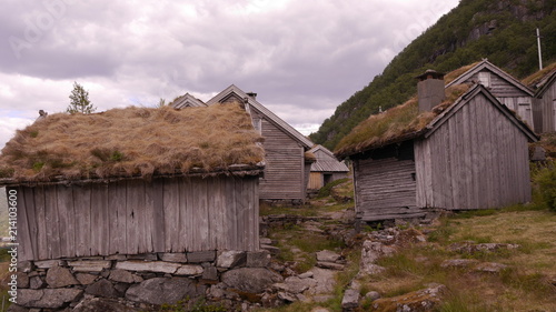 Alter Bauernhof aus dem 17. Jahrhundert, überhalb des Hylsfjorden, Norwegen photo