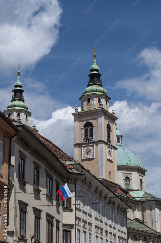 Slovenia, 24/06/2018: lo skyline del centro di Lubiana con vista del campanile della cattedrale, la chiesa di San Nicola, ex chiesa gotica sostituita nel XVIII secolo da un edificio barocco