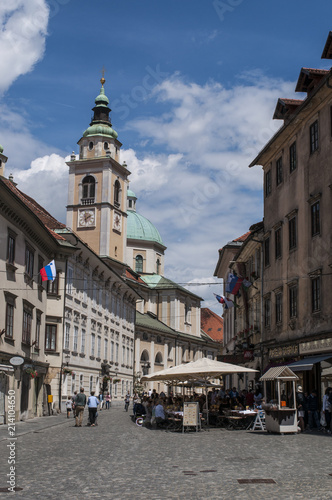 Slovenia, 24/06/2018: lo skyline del centro di Lubiana con vista del campanile della cattedrale, la chiesa di San Nicola, ex chiesa gotica sostituita nel XVIII secolo da un edificio barocco