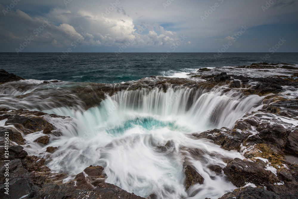 Obraz premium Ocean blowhole splash