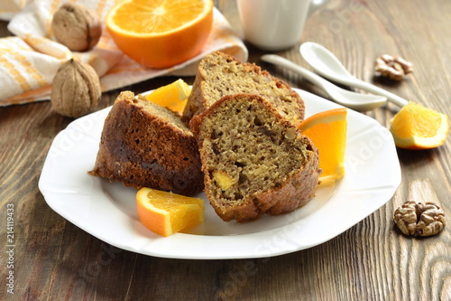 The orange cake with walnuts