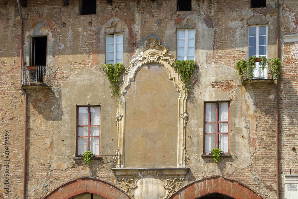 facciata di un vecchio palazzo a pavia in lombardia italia