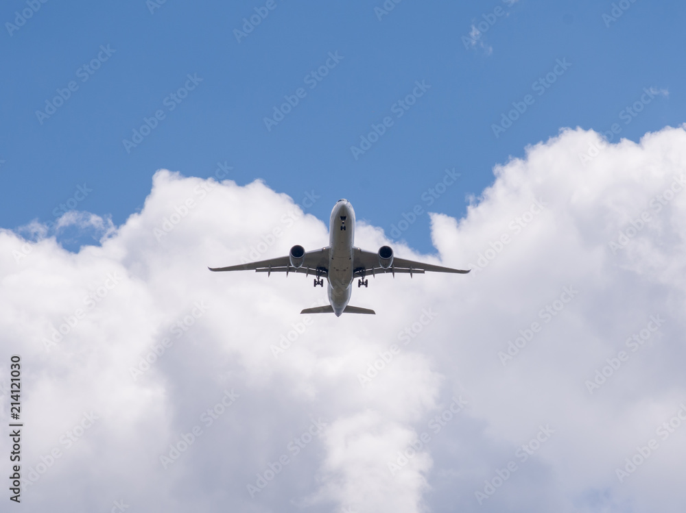 The plane flies against the sky.
The plane flies against the sky.