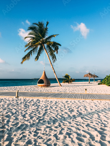 Tableau sur toile Maldives island luxury resort palm tree with hanging hammock
