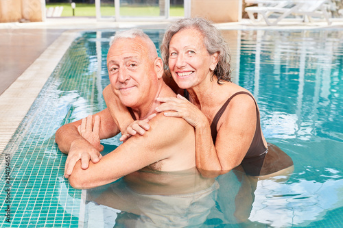 Senioren Paar entspannt sich im Pool