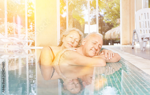 Senioren Paar bei Wellness Urlaub im Pool photo