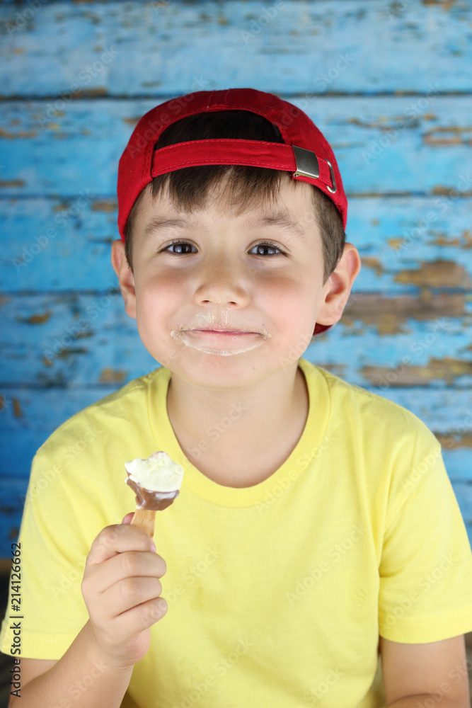 Niño pequeño con sudadera azul y gorra roja 02 Stock Photo