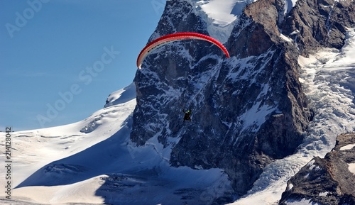 Alpy Szwajcaria ludzie na spadochronie 