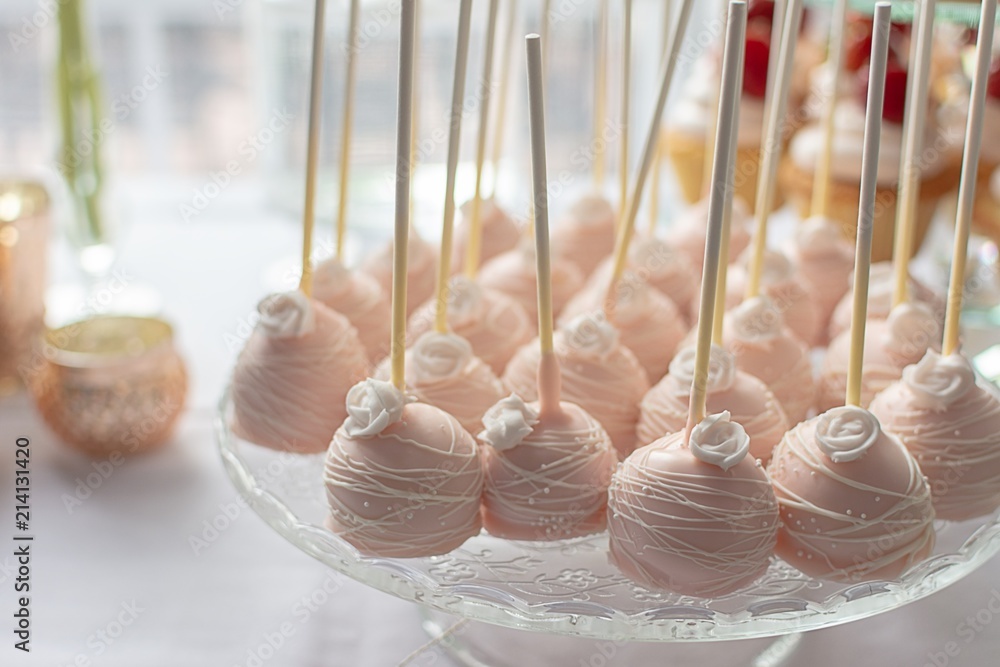 Fotografie Gourmet pink wedding cake pops