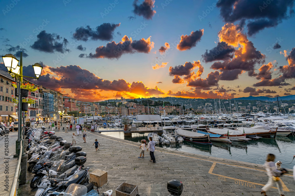 Santa Margherita Ligure, panorama serale tra turisti, porticciolo e locali alla moda tra Portofino e Rapallo