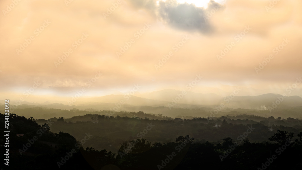Obraz premium Beautiful sunset over a mountain town in the countryside of Panama