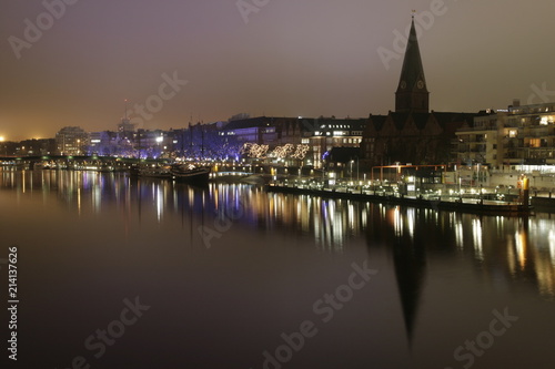 Weihnachtsmarkt an der Schlachte in Bremen bei Nacht