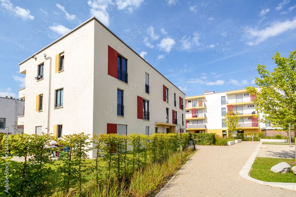 Moderne Neubau Immobilien, Mehrfamilienhäuser in neuer Wohnanlage in der Stadt