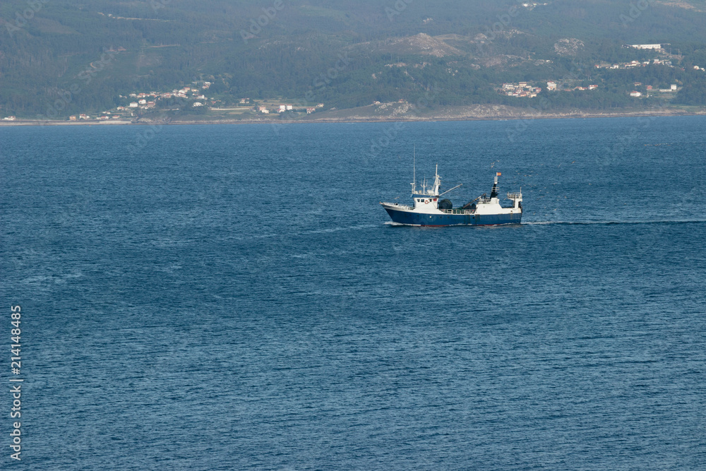Obraz premium Fishing boat returning to port