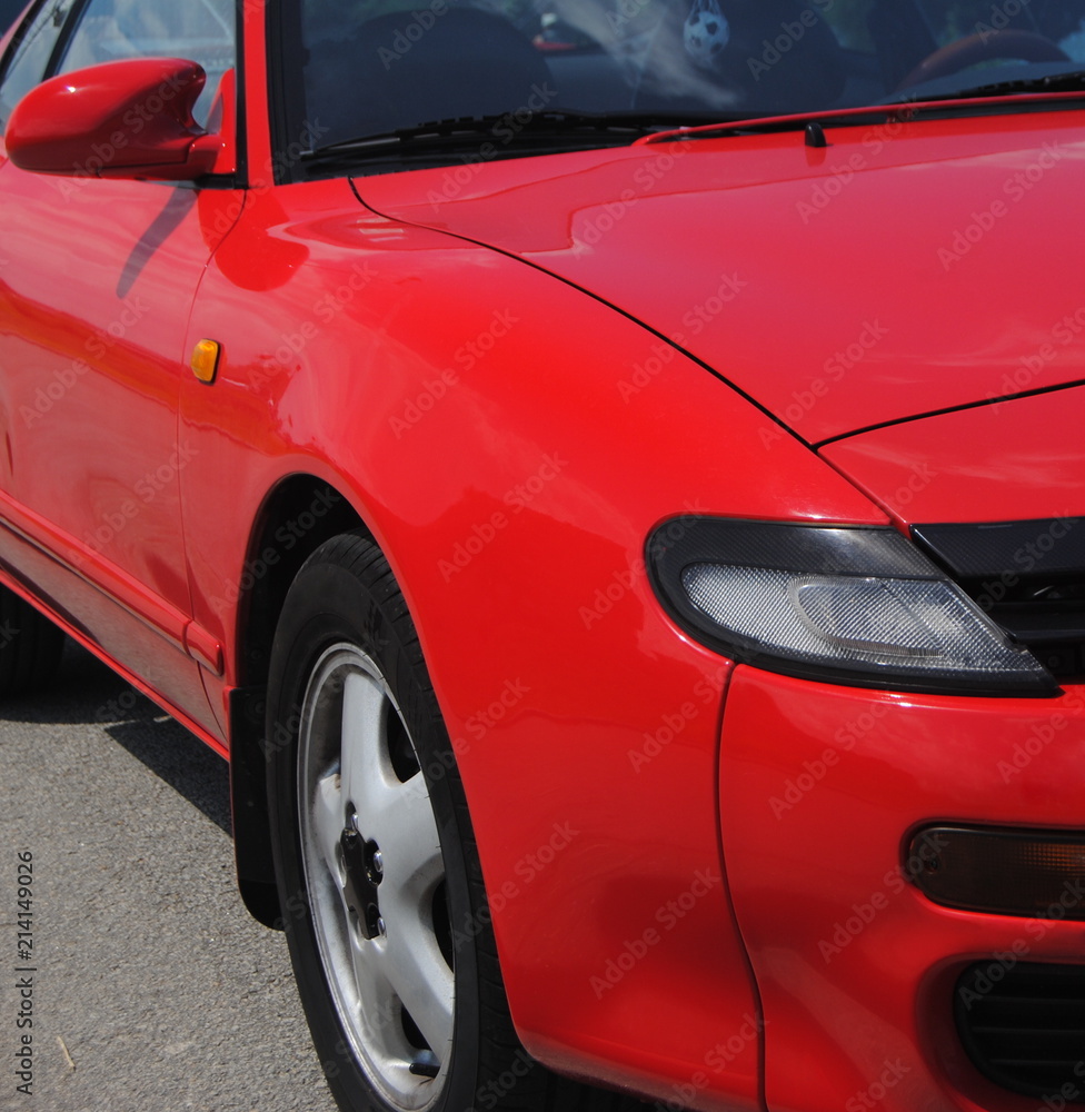 Vista de carro desportivo - frente e lateral de um carro desportivo vermelho com faróis escamoteáveis