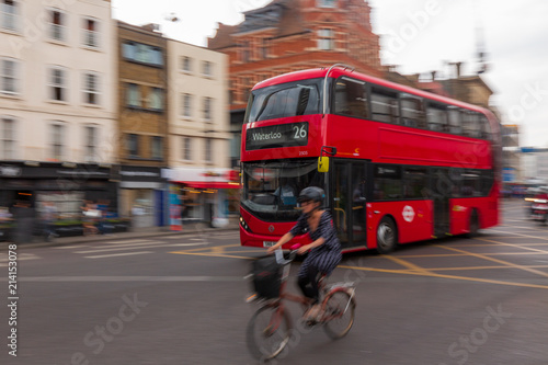 Cuadro en lienzo London, United Kingdom - 07 21 2018:people cycling in the city centre of London
