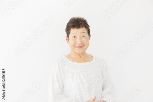 女性 お年寄り 笑顔