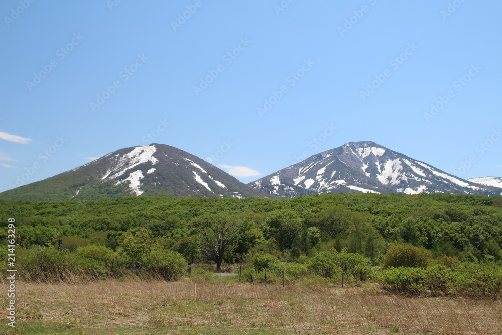Fototapeta premium 山, ボルケーノ, 風景, 空, 雪, 自然, 山, 青, マウント, 頂点, 雲, 旅行, 雲, 景色, ロシア連邦, グレイシャー, 全景, 森, 景色, スコットランド, ヒル, 緑, 白
