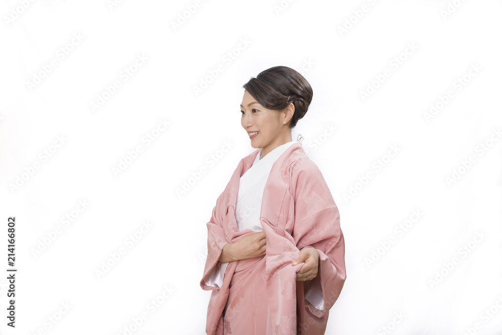 着物を着る女性 着物を着る女性