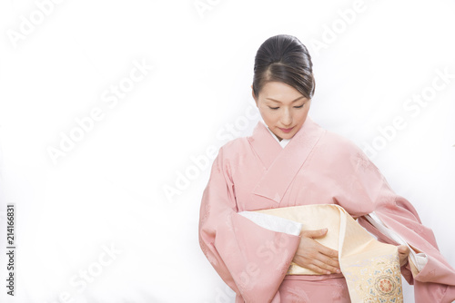 着物を着る女性