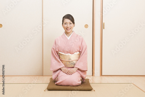 着物を着てお辞儀をする女性