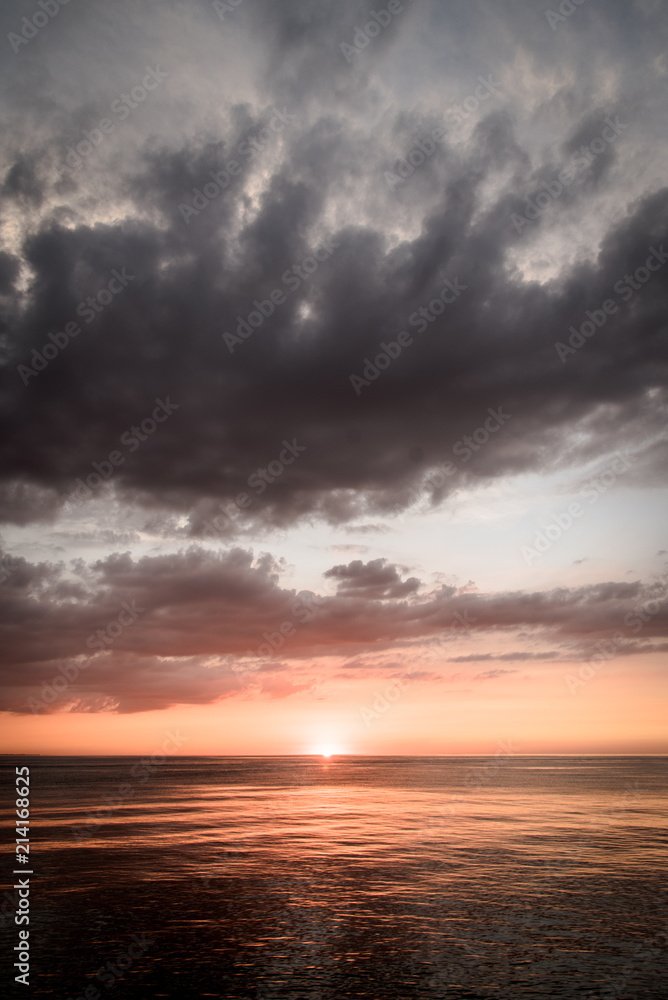 Naklejka premium sunset over lake erie