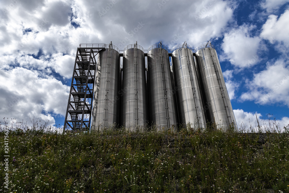 Edelstahl Kühltürme einer Industrieanlage
