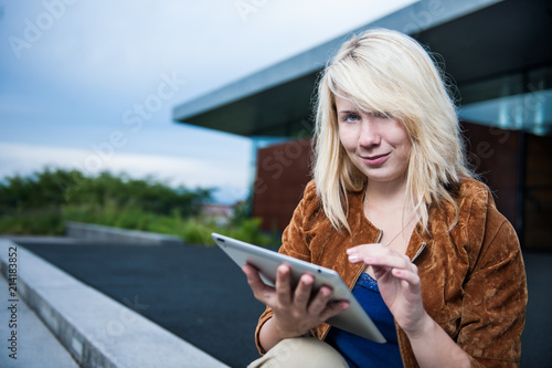 junge Businessfrau draußen photo