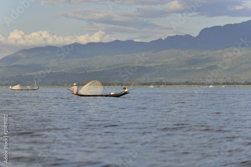 Intha Fischer, Einheimischer fischt mit traditionellem konischen Fischernetz, Inle-See, Myanmar, Asien ©  Egon Boemsch