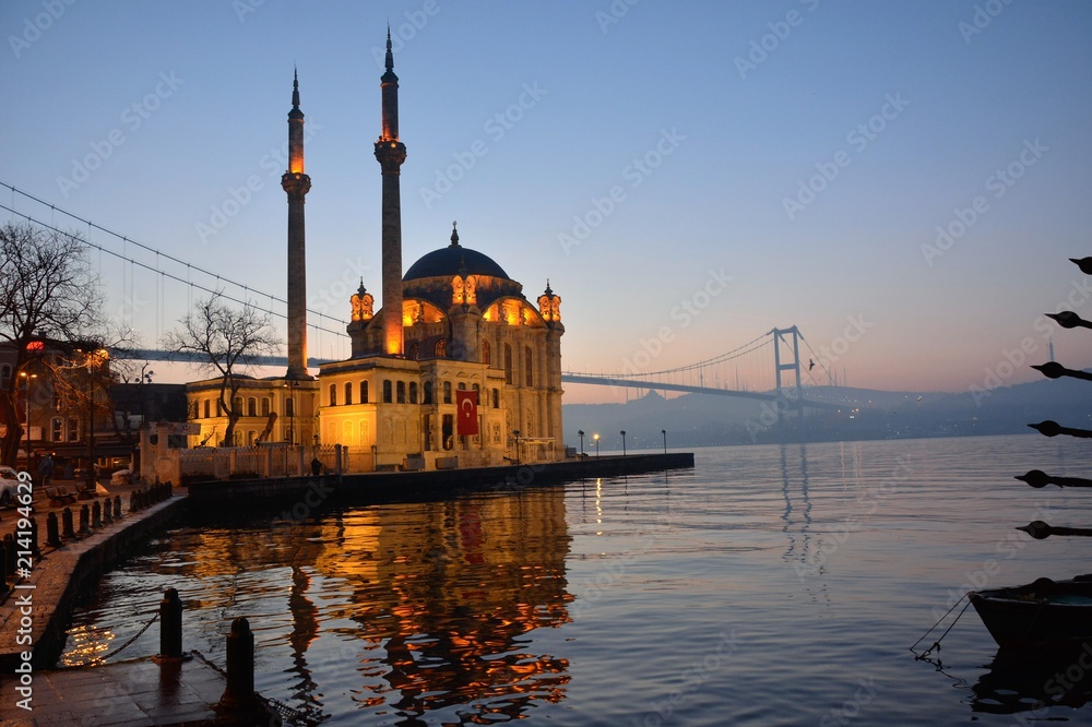 Obraz premium Sunrise in Istanbul by Ortakoy Mosque and Bosphorus Bridge