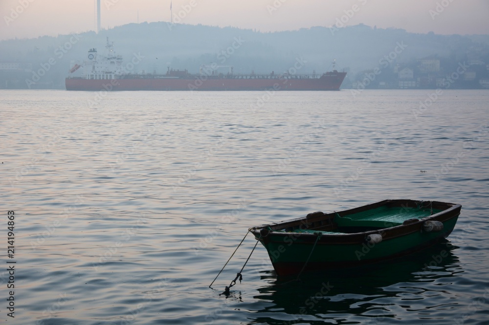 Naklejka premium Bosphorus Bridge silhouette early in the morning