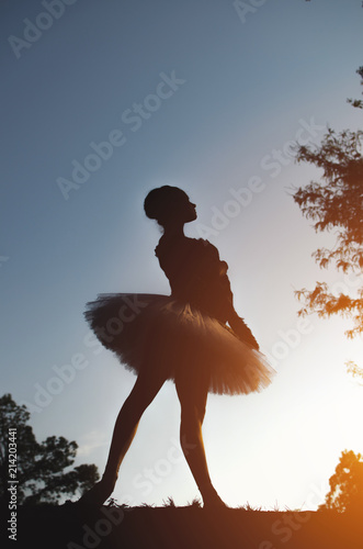 Photos Silhouette of ballerina posing on sunset
