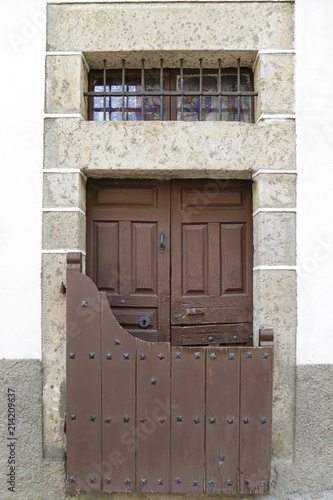 Door in the external part of the lintel of the doorway. Its function was to leave the door open to allow the passage of light and prevent the animals could have access to the house photo