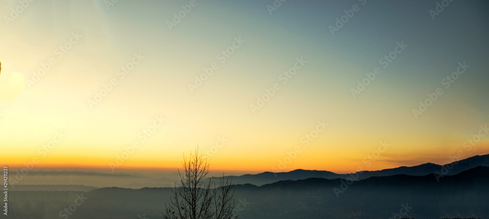 Fototapeta premium A sunset behind the mountains