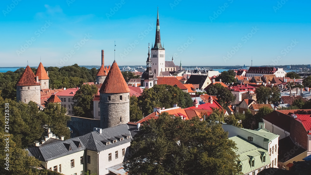 Vista aerea de la ciudad antigua y medieval de Tallin, Estonia