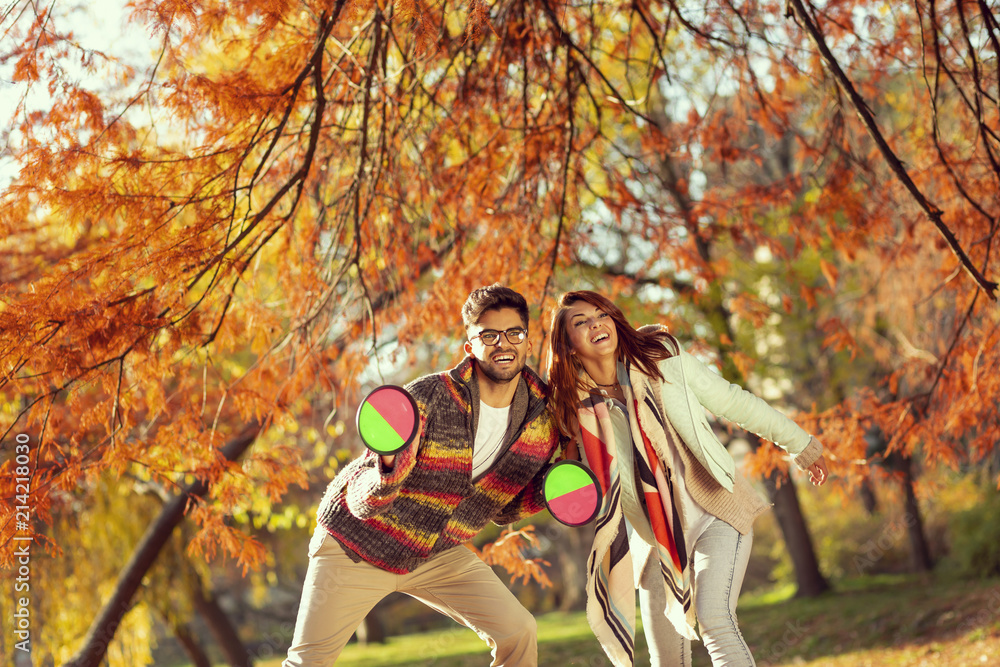 Fototapeta premium Couple playing toss and catch the ball game